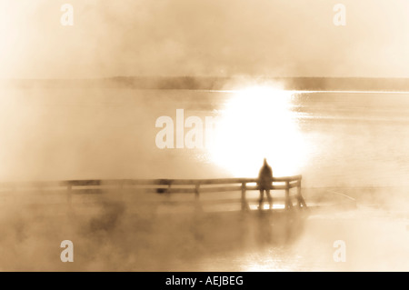 Brechen der Morgendämmerung am Ufer des Yellowstone Lake, Yellowstone-Nationalpark, Wyoming, USA, Vereinigte Staaten von Amerika Stockfoto