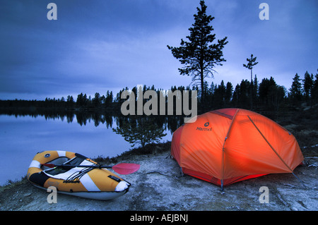 Beleuchteten Zelt und Kanu in der Morgendämmerung, Femunden, Femundsmarka Nationalpark, Norwegen Stockfoto