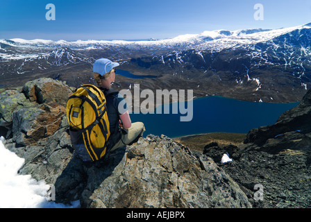 Wanderer mit Rucksack, Blick über die Berglandschaft, Jotunheimen Nationalpark, Vaga, Oppland, Norwegen Stockfoto