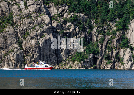 Schiff navigieren entlang einer Felswand Lysefjord, Rogaland, Norwegen Stockfoto