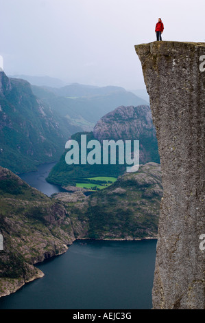 Wanderer stehen auf Preikestolen Felsen über dem Lysefjord, Rogaland, Norwegen, Skandinavien, Europa Stockfoto