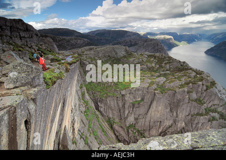 Touristen stehen auf Preikestolen Felsen über dem Lysefjord, Rogaland, Norwegen, Skandinavien, Europa Stockfoto