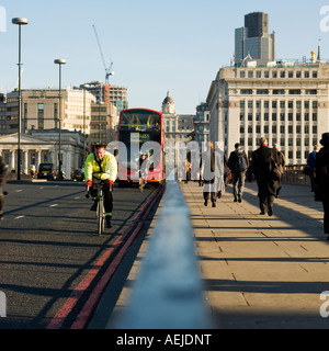 Am frühen Morgen Büroangestellte zu Fuß über die London Bridge 2007 arbeiten Stockfoto