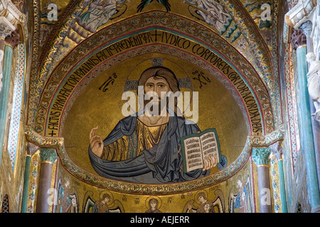 Christus Pantokrator-Mosaik in der Apsis der Kathedrale, Cefalu, Sizilien, Italien Stockfoto