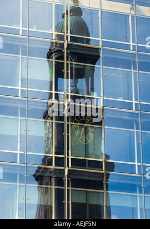 Der Turm der St. Michaelis Kirche spiegelt sich in der Glasfront eines modernen Bürogebäudes, Hamburg, Deutschland Stockfoto