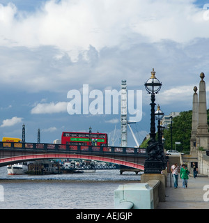 Lambeth Bridge über die Themse und BA London Eye gesehen von Albert Embankment London England UK Stockfoto