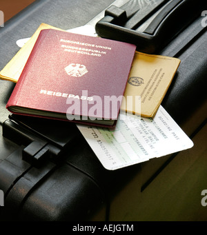 Pass, boarding Pass und Impfungen Karte auf einem Koffer Stockfoto