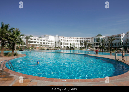 Touristen am Pool des Hotel Iberostar Founty Beach in Agadir, Marokko, Afrika Stockfoto