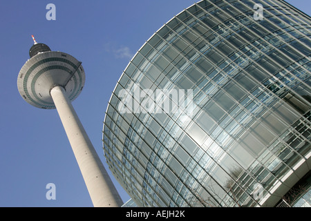 Der Europa-Turm genannt - Ginnheimer Spargel- und das Zeichen der Firma T-Systems in Frankfurt am Main, Hessen, Deutschland. Stockfoto