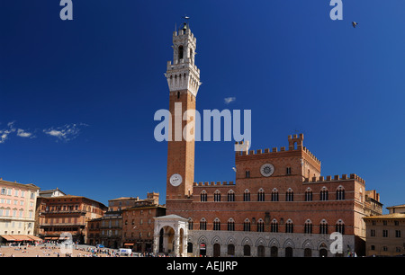 Rot Palazzo Pubblico Regierungsgebäude mit Torre del Mangia Turm in Campo Sqaure Siena Toskana Italien mit blauem Himmel Stockfoto