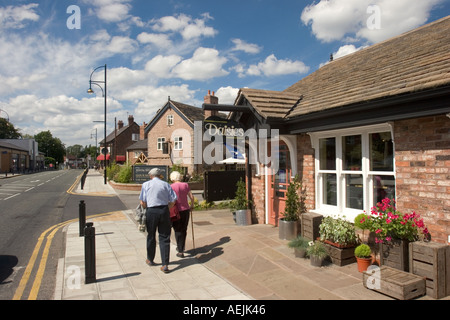 England Cheshire Stockport Cheadle Hulme Straße Millington Bahnhofshalle John Millington Pub Stockfoto