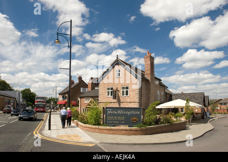 England Cheshire Stockport Cheadle Hulme Straße Millington Bahnhofshalle John Millington Pub Stockfoto