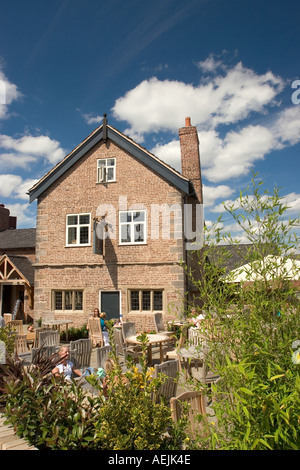 England Cheshire Stockport Cheadle Hulme Straße Millington Bahnhofshalle John Millington Pub Stockfoto