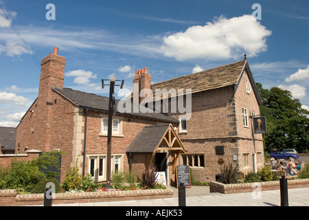 England Cheshire Stockport Cheadle Hulme Station Road Millington Stockfoto