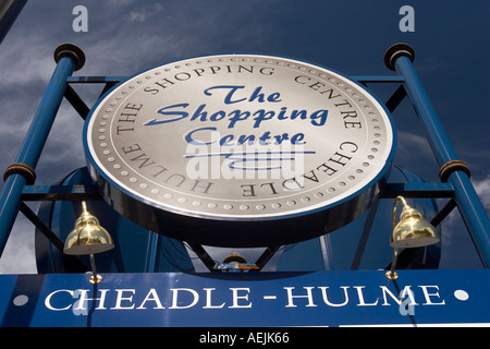 England Cheshire Stockport Cheadle Hulme Station Einkaufszentrum Straßenschild Stockfoto