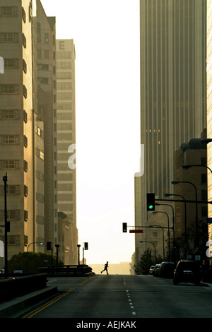 Jogger zwischen Hochhäusern Downtown Los Angeles Los Angeles Kalifornien Vereinigte Staaten von Amerika USA Stockfoto