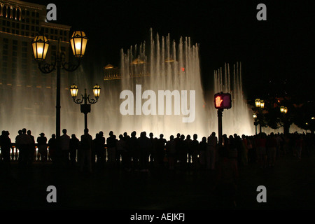 Publikum der Show mit Wasser und Musik in der Bellagio Hotel Las Vegas Nevada, Vereinigte Staaten von Amerika USA Stockfoto