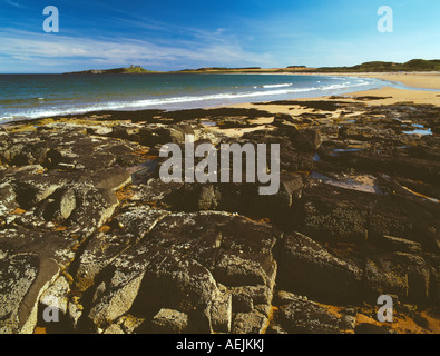 Dunstanburgh Castle und Embleton Bay gesehen von Low Newton, Northumberland Stockfoto