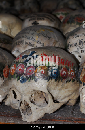 Farbe Schädel Beinhaus Charnel Haus Hallstatt, Salzkammergut, Oberösterreich, Österreich Stockfoto