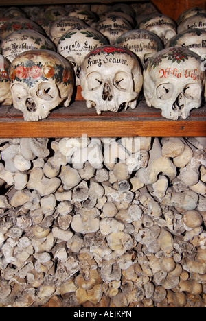 Totenkopf Schädel Farbe Beinhaus Charnel Haus Hallstatt, Salzkammergut, Oberösterreich, Österreich Stockfoto