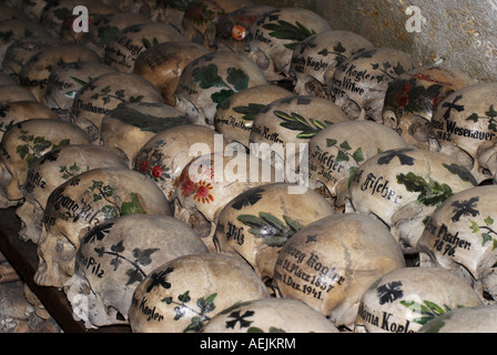 Totenkopf Schädel Farbe Beinhaus Charnel Haus Hallstatt, Salzkammergut, Oberösterreich, Österreich Stockfoto