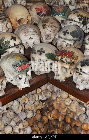 Totenkopf Schädel Farbe Beinhaus Charnel Haus Hallstatt, Salzkammergut, Oberösterreich, Österreich Stockfoto