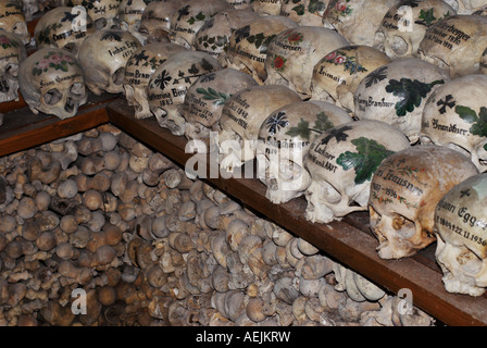 Totenkopf Schädel Farbe Beinhaus Charnel Haus Hallstatt, Salzkammergut, Oberösterreich, Österreich Stockfoto