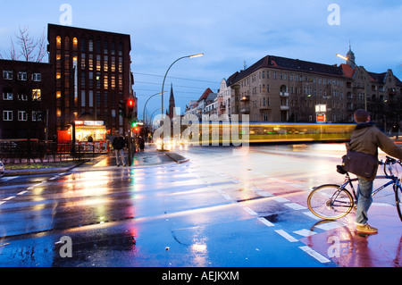 Abend, Streetlife mit Verkehr an einem regnerischen Abend in Wedding, Berlin, Deutschland Stockfoto