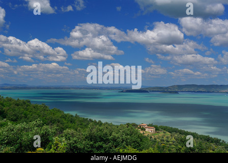 Maggiore und Minore Inseln mit Guglielmii Schloss Villa Isabella im türkisfarbenen Wasser des Lago Trasimeno Umbrien Italien Stockfoto