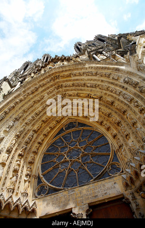 DETAIL DER STEINSCHNITT AM HAUPTEINGANG ZU REIMS KATHEDRALE IN FRANKREICH Stockfoto