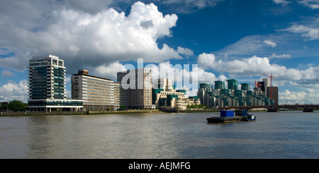 St George Warf das SIS Gebäude und andere Bürogebäude am Vauxhall Cross London von Millbank gesehen Stockfoto