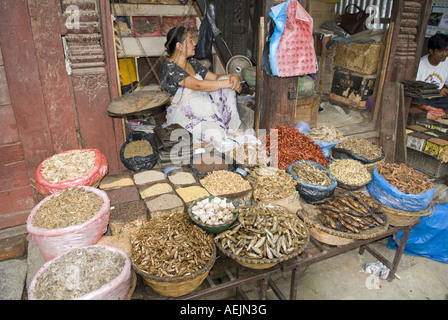 Markt-stand mit getrocknetem Fisch am Durbar Square, Kathmandu, Nepal Stockfoto