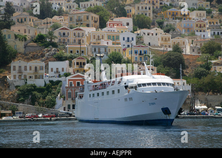 Fähre im Hafen von der Insel Symi in der Nähe von Rhodos, Griechenland, Europa Stockfoto