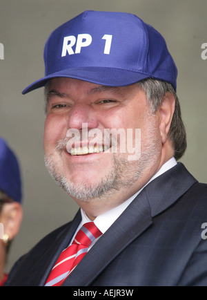 Ministerpräsident des Landes Rheinland-Pfalz, Kurt Beck mit einer Kappe "RP-1", Deutschland Stockfoto
