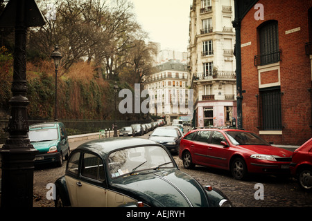 Straße mit alten Autos Viertel Montmartre 18. Arrondissement in Paris, Frankreich-Europa Stockfoto