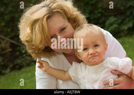 Eine Frau und Tochter 10 Monate alt Stockfoto