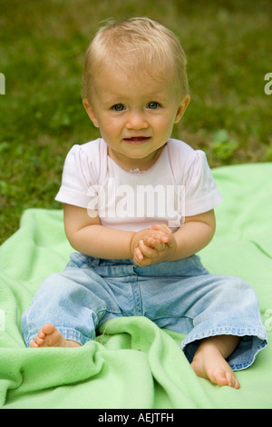 Ein 10 Monate altes Baby Girl Spielen Stockfoto