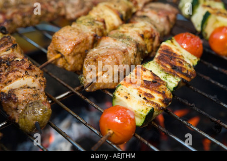 Gebratenes Fleisch und Gemüse Spieße auf dem grill Stockfoto