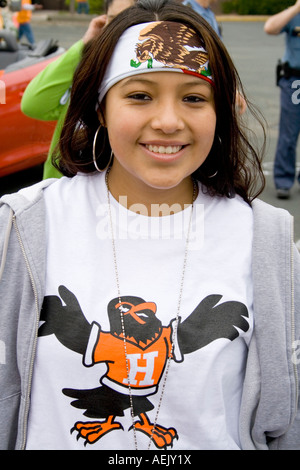 Glücklich Chicana Teen Alter 14 in die Parade. Cinco De Mayo Fiesta. "St. Paul" Minnesota USA Stockfoto