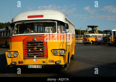 Alte klassische Bedford-Bus von Vauxhall Motors Busbahnhof in Valletta Malta hergestellt Stockfoto