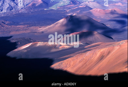 Schlackenkegel in der Caldera des erloschenen Vulkans Haleakala, Maui, Hawaii, USA Stockfoto