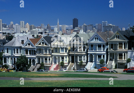 Viktorianische Häuser (Painted Ladies) am Alamo Square im Hinblick auf die Innenstadt von San Francisco, Kalifornien, USA Stockfoto