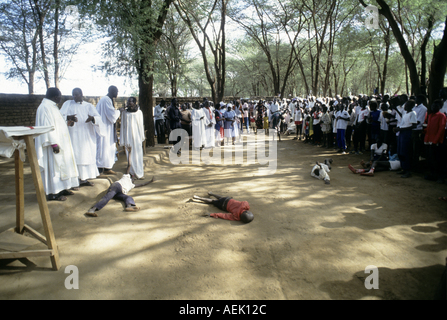 Eine religiöse christliche Versammlung von Dinka Menschen im Flüchtlingslager Kakuma Stockfoto