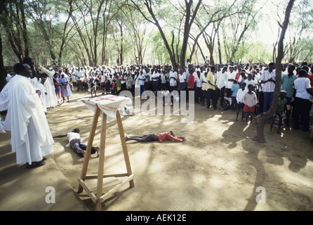 Eine religiöse christliche Versammlung von Dinka Menschen am Kakuma Refugee Camp in Kenia Stockfoto