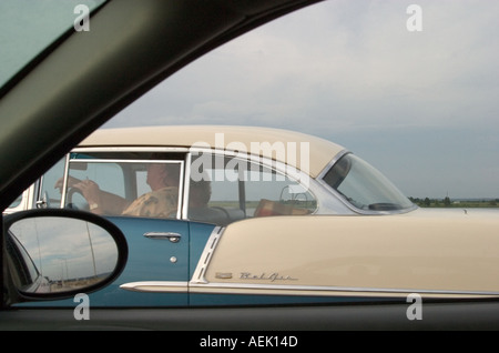 Ein älteres Ehepaar, die Fahrt in einem Oldtimer auf ich 10 in der Nähe von Mobile Alabama USA Stockfoto