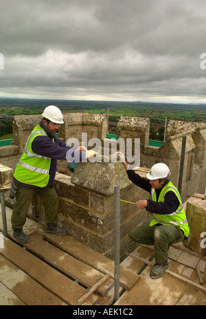 RESTAURIERUNGSARBEITEN AM ST.-MICHAELS-TURM AUF GLASTONBURY TOR GARY BROOKES STEIN MASON RECHTS UND SIMON CLAYTON Stockfoto