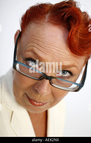 Porträt einer älteren Frau mit Brille Stockfoto