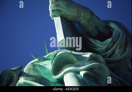 Blick auf die Freiheitsstatue auf Liberty Island zeigt die Tablette in der linken hand Stockfoto