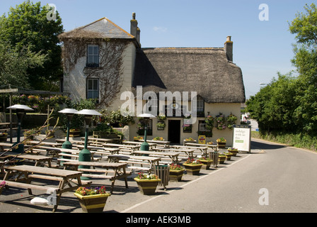 Mullion The Old Inn übersicht Gas heizungen unter Cornish Bar im Freien Bänke für Heizung Kunden während der kühleren Wetter Lizard Halbinsel Cornwall GROSSBRITANNIEN Stockfoto