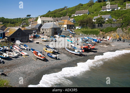 Cadgwith Dorf- & Fischerhafen an Lizard Halbinsel auf der South West Coast Path gesehen von oben kleine Boote am Strand bei Flut Cornwall GROSSBRITANNIEN Stockfoto